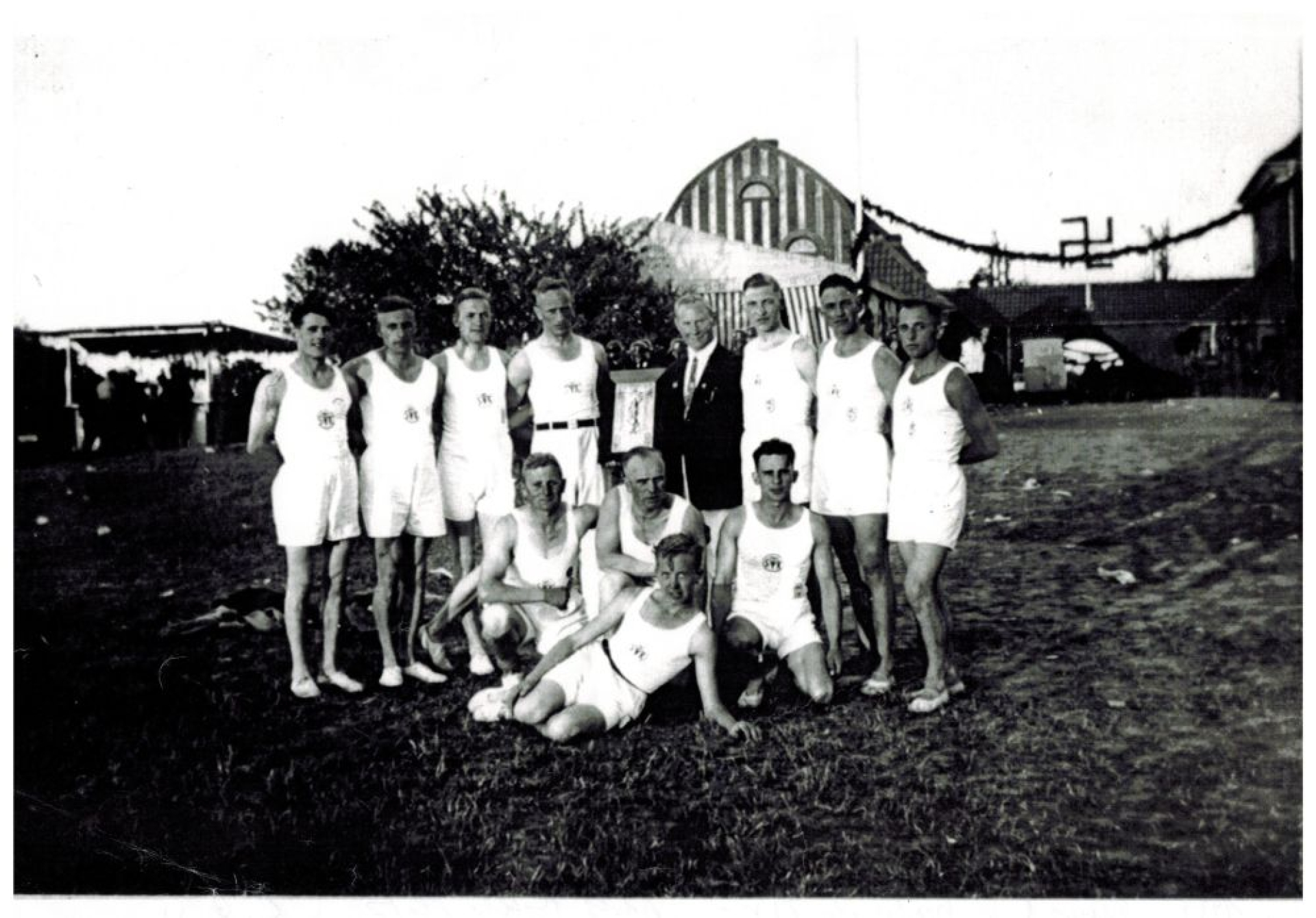 1935 1. und 2. Faustballmannschaft mit Johan Thede in der Mitte