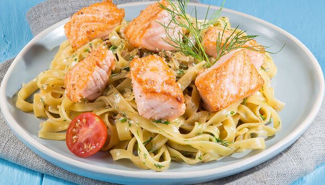 Bandnudeln mit gewürfeltem Lachs