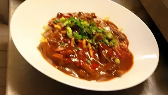 Rindergulasch mit Butterspätzle