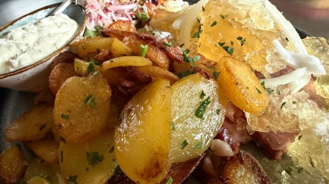 Sauerfleisch mit Bratkartoffeln