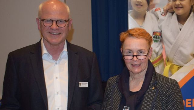 Goldene Ehrennadel für 60.-jährige Mitgliedschaft: Heino Fischer und Dorit Hamer-Goebbel